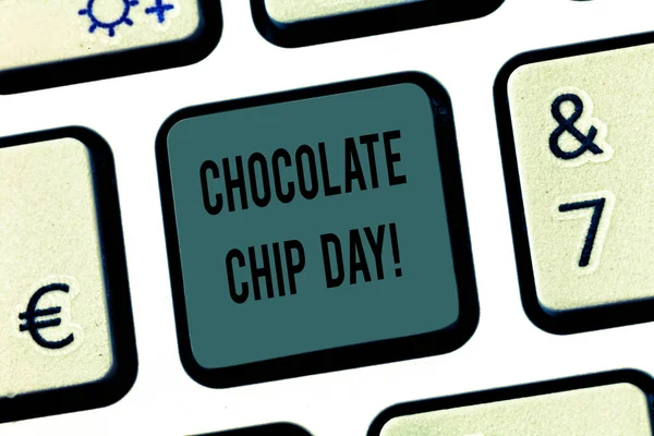 Texto de escritura de palabras Chocolate Chip Day. Concepto de negocio para la fecha para disfrutar de sabrosos trozos de choco en sus cookies Teclado clave Intención de crear mensaje de ordenador pulsando el teclado idea . —  Fotos de Stock