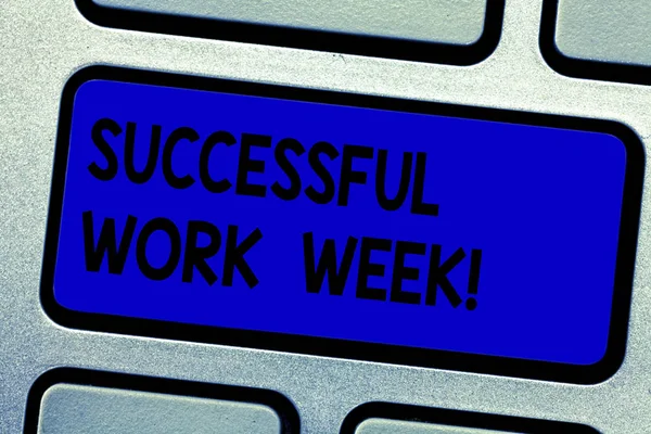 Text rukopisu psát úspěšné pracovní týden. Pojetí znamená produktivní a uspokojující pracovních dnů v týdnu klávesová záměr vytvořit počítač zprávy stisknutí klávesy klávesnice idea. — Stock fotografie