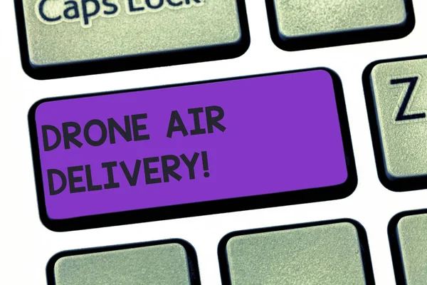 Escritura a mano escritura de texto Drone Air Delivery. Concepto que significa vehículo aéreo no analizado utilizado para transportar paquetes Teclado clave Intención de crear mensaje de computadora presionando el teclado idea . — Foto de Stock