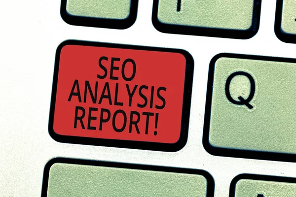 Escribir texto a mano Seo Analysis Report. Concepto significado hacer cambios sitio web hacer más visibles los motores de búsqueda Teclado clave La intención de crear mensaje de ordenador pulsando el teclado idea . — Foto de Stock