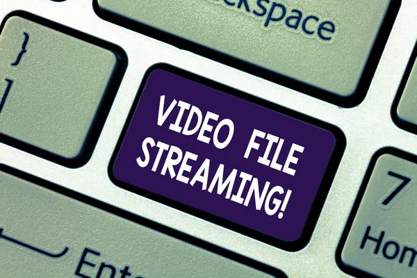 Konzeptionelle Handschrift, die Videodatei-Streaming zeigt. Business-Foto präsentiert Video online angesehen werden, ohne heruntergeladen zu werden Tastatur Schlüssel Absicht, Computer-Nachricht Idee zu erstellen. — Stockfoto