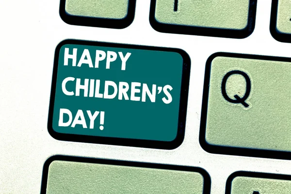 Handgeschreven tekst Happy Children S Day. Begrip betekenis vaste datum gemaakt ter gelegenheid van de kinderen en plezier toetsenbord toets voornemen om computer bericht te drukken toetsenblok idee te maken. — Stockfoto
