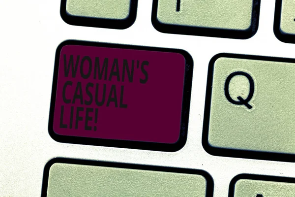 Escrita à mão escrita de texto Woanalysis S Is Casual Life. Conceito que significa relaxado e despreocupado não regular ou peranalysisent Teclado de tecla Intenção de criar mensagem de computador pressionando ideia teclado . — Fotografia de Stock