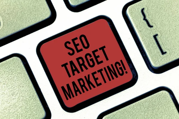 Texto de escritura Seo Target Marketing. Concepto que significa Conectarse con un grupo específico dentro de ese mercado Teclado clave Intención de crear mensaje de computadora pulsando el teclado idea . — Foto de Stock