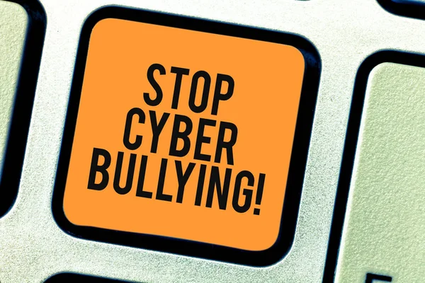 Escrita conceitual mostrando Stop Cyber Bullying. Foto de negócios mostrando evitar o uso de bully comunicação eletrônica demonstrando Teclado chave Intenção de criar ideia de mensagem de computador . — Fotografia de Stock