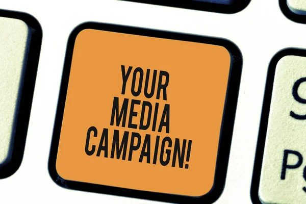 あなたのメディア キャンペーンを示すメモを書きます。事業写真展示マーケティング努力を強化するビジネス目標キーボード キーのキーパッドのアイデアを押すとコンピューターのメッセージを作成する意図を支援します。. — ストック写真