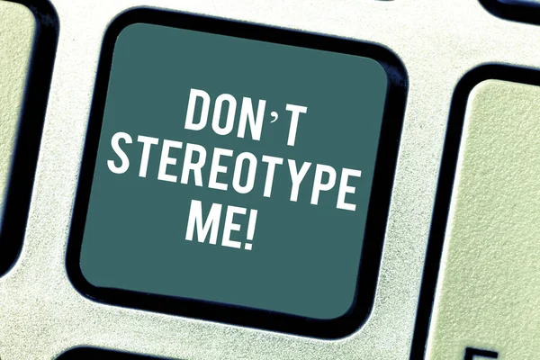 Texto para escrita de palavras Don T Stereotype Me. Conceito de negócio para qualquer pensamento amplamente adotado por tipos específicos indivíduos Teclado chave Intenção de criar mensagem de computador pressionando ideia teclado . — Fotografia de Stock