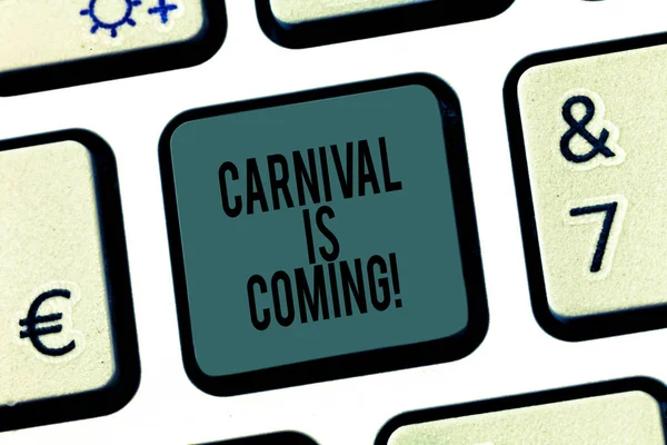 Ordet skriver text Carnival kommer. Affärsidé för offentlig festival som visar spela musik och dans klaviatur nyckel avsikt att skapa dator meddelande genom att trycka på knappsatsen idé. — Stockfoto