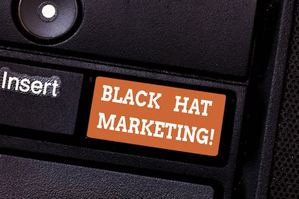 Пишу записку о маркетинге Black Hat. Оптимизация поиска включает в себя дизайн сайта можно легко найти клавиши клавиатуры Намерение создать компьютерные сообщения нажатием клавиатуры идея . — стоковое фото
