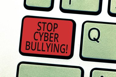 Siber zorbalık durdurmak yazma el yazısı metin. Elektronik Haberleşme kullanımını önlemek anlamına gelen kavram gösteren klavye tuşuna basarak tuş takımı fikir bilgisayar ileti oluşturmak için niyet kabadayı.