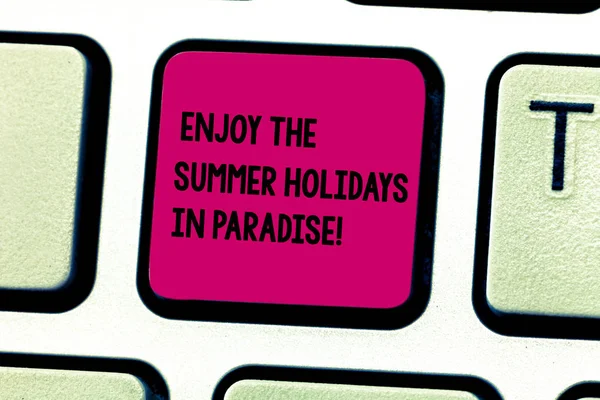 Ordet skriva text Njut sommarlovet i paradiset. Affärsidé för Go vackra platser i semesterperioden tangent avsikt att skapa dator meddelande genom att trycka på knappsatsen idé. — Stockfoto