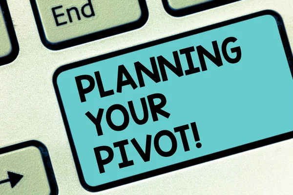 Текст для написания слов Planning Your Pivot Бизнес-концепция для большинства стартапов заключается в том, чтобы найти нужную клавишу клавиатуры для создания компьютерного сообщения, нажимая на клавиатуру. . — стоковое фото