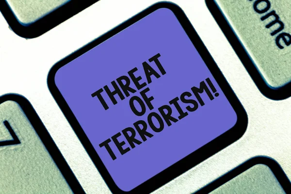 概念的な手書きのテロの脅威を示します。コンピューター メッセージ アイデアを作成する民間人のキーボードのキーの意図に対する脅迫と暴力を使用してビジネス写真展示違法. — ストック写真