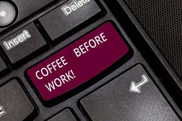 Uwaga: pisanie Wyświetlono kawy przed praca. Biznesowe zdjęcie prezentujący wziąć gorący napój z prażone i mielone ziarna klawisz na klawiaturze zamiar utworzyć wiadomość komputer naciskając klawisz klawiatury, pomysł. — Zdjęcie stockowe