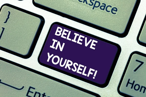 Écriture conceptuelle montrant Believe In Yourself. Photo d'affaires montrant Avoir confiance en vos capacités à faire des choses Clavier Intention de créer une idée de message informatique . — Photo