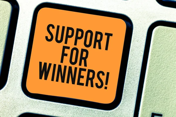 显示对获胜者的支持的概念手写。商业照片展示提供协助显示谁赢得了比赛键盘键意图创造计算机消息的想法. — 图库照片