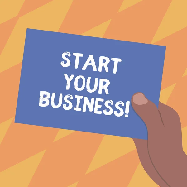 Signo de texto que muestra Start Your Business. Empresario foto conceptual organizar pequeña organización Startups Dibujado Hu análisis de la mano celebración de la presentación de papel de color en blanco de cartón foto . —  Fotos de Stock