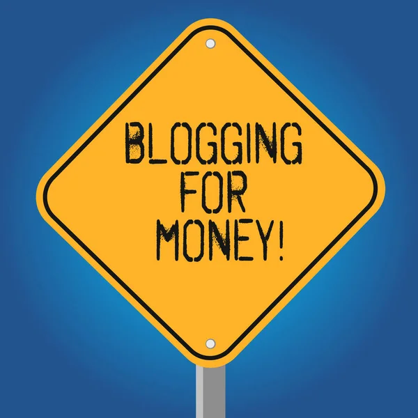 Texto de escritura Blogging For Money. Concepto que significa bloggers colocando anuncios en su sitio para obtener ganancias Señalización de advertencia de camino de color en forma de diamante en blanco con foto de soporte de una pierna . —  Fotos de Stock