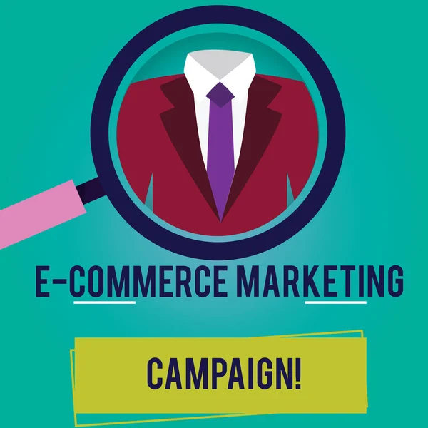 Scrittura concettuale a mano che mostra E Commerce Marketing Campaign. Business foto in mostra la consapevolezza di guida del marchio anche se on-line lente di ingrandimento di un smoking e etichetta Tag qui sotto . — Foto Stock