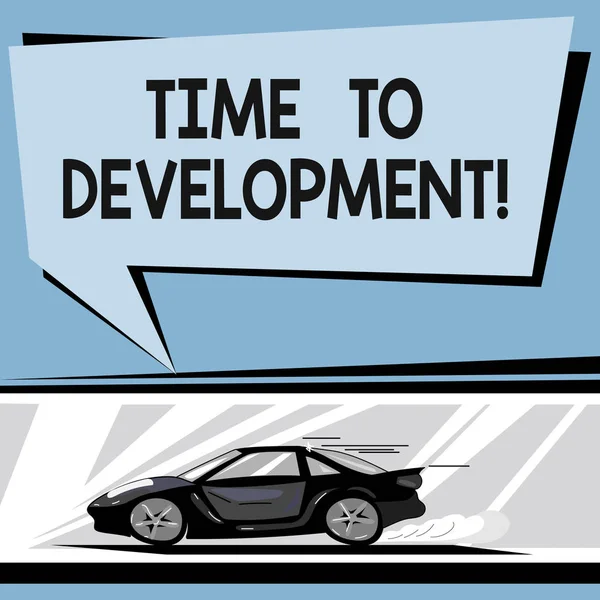 Escrevendo uma nota mostrando Time To Development. Foto de negócios mostrando o período de tempo durante o qual a empresa cresce melhorar carro com ícone de movimento rápido e bolha de fala de fumaça de exaustão . — Fotografia de Stock
