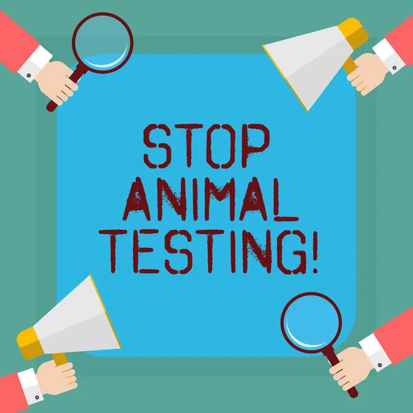 Tulisan tangan konseptual menunjukkan Stop Animal Testing. Foto bisnis menampilkan percobaan ilmiah yang hidup hewan dipaksa menjalani analisis Hu Tangan Memegang Gelas Pembesaran dan Megaphone . — Stok Foto