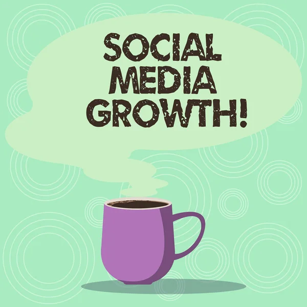 Texte manuscrit Social Media Growth. Concept signifiant marketing est obtenu par la valeur de l'Internet et de la télévision tasse de photo tasse de café chaud avec bulle de parole en couleur vierge comme icône de vapeur . — Photo