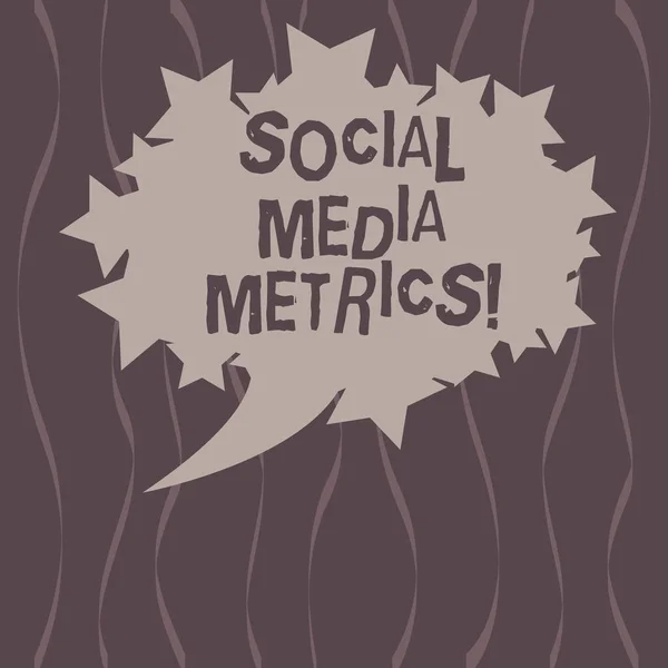 Texto para escrita de palavras Social Media Metrics. Conceito de negócio para benchmarks que determinam o quão bem a campanha funciona Blank Oval Color Speech Bubble with Stars como espaço de texto de foto de esboço . — Fotografia de Stock