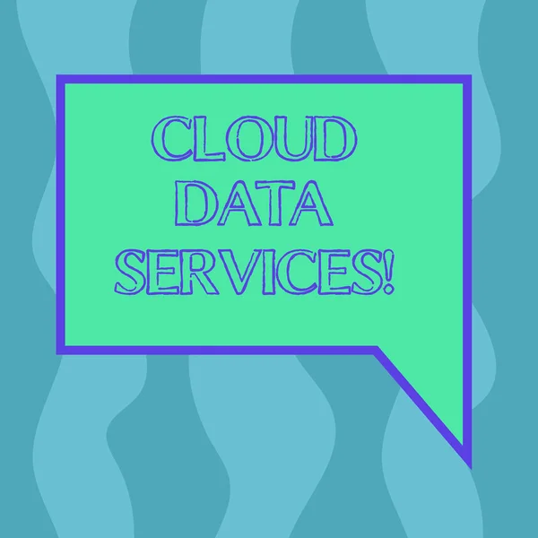 Conceptuele hand schrijven Cloud Data Services weergegeven. Zakelijke foto presentatie kunt gegevenstoegang op deanalysisd gebruikers ongeacht locatie leeg vervormd kleur ronde vorm met kleine cirkels. — Stockfoto