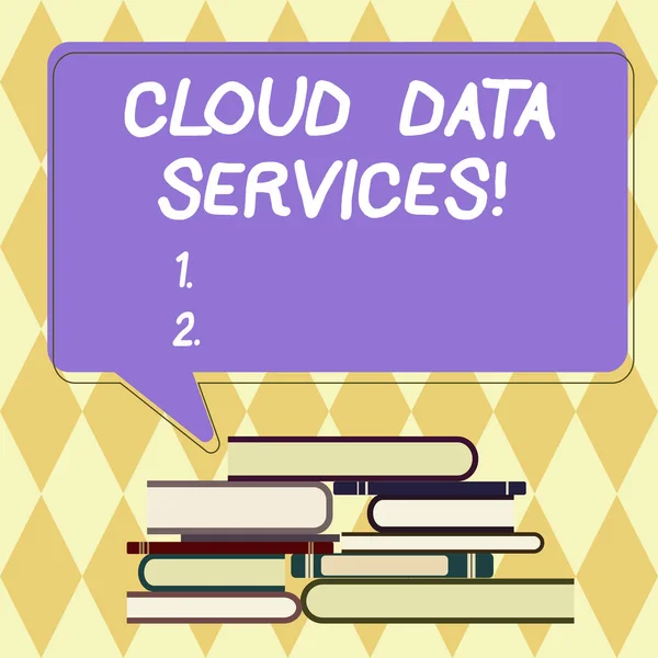 Κείμενο πινακίδα που δείχνει Cloud υπηρεσίες δεδομένων. Εννοιολογική φωτογραφία επιτρέπει την πρόσβαση σε δεδομένα σε deanalysisd χρήστες ανεξαρτήτως τοποθεσίας άνιση σωρό σκληρή βιβλιοδεσία βιβλίων και κενό ορθογώνιο χρώματος φούσκα ομιλία. — Φωτογραφία Αρχείου