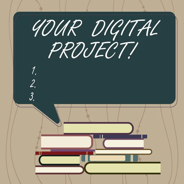 Megjegyzés: mutatja a digitális projekt írás. Bemutatják a termelés, hogy megy létrehozása elektronikus kiadvány egyenetlen halom Hardbound könyvek és téglalap alakú beszéd buborék, üzleti fotó. — Stock Fotó