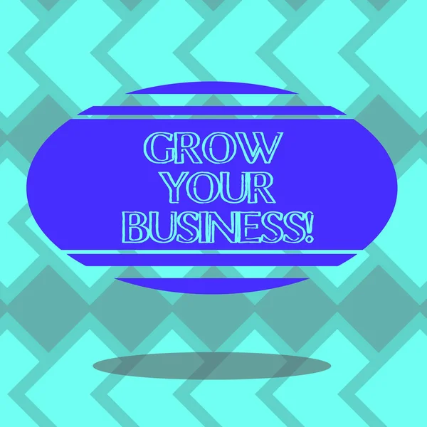 Знак с надписью Grow Your Business. Концептуальное фото, улучшающее некоторые показатели успеха компаний Blank Color Oval Shape с плавающей горизонтальной полосой и теневым фото . — стоковое фото