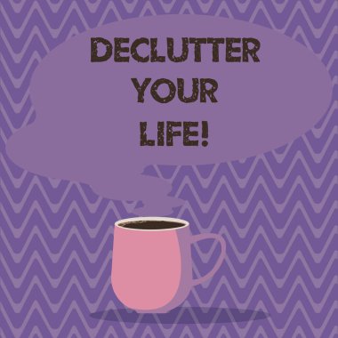 Your Life declutter gösterilen metin işareti. Kavramsal fotoğraf düzensiz kalabalık yerde kupa fotoğraf boş renk konuşma balonu ile sıcak kahve Kupası Buhar simge olarak gereksiz öğeleri kaldırmak.