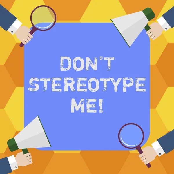 ข้อความลายมือ Don T Stereotype Me. แนวคิดหมายถึงความคิดใด ๆ ที่นํามาใช้กันอย่างแพร่หลายโดยบุคคลประเภทเฉพาะ Hu การวิเคราะห์มือแต่ละ Holding ขยายกระจกและ Megaphone ที่ 4 มุม . — ภาพถ่ายสต็อก