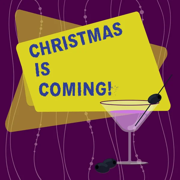 写文本圣诞节来了。概念意味着每年的基督教节日庆祝基督诞生这里填充鸡尾酒酒玻璃与橄榄在环空白颜色文本空间. — 图库照片
