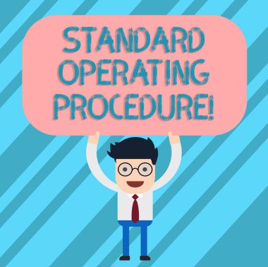 Word metin standart işletim prosedürü yazma. Rutin bir adam ayakta tutan yukarıda onun kafa boş dikdörtgen renkli tahta gerçekleştirme hakkında ayrıntılı talimatlar için iş kavramı.