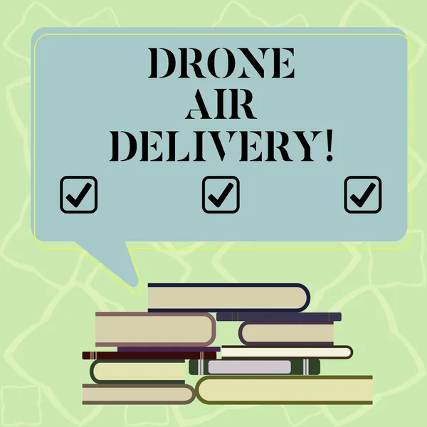 Palabra escritura texto Drone Air Delivery. Concepto de negocio para un vehículo aéreo no analizado utilizado para transportar paquetes Montón desigual de libros encuadernados y burbuja de voz de color rectangular en blanco . — Foto de Stock