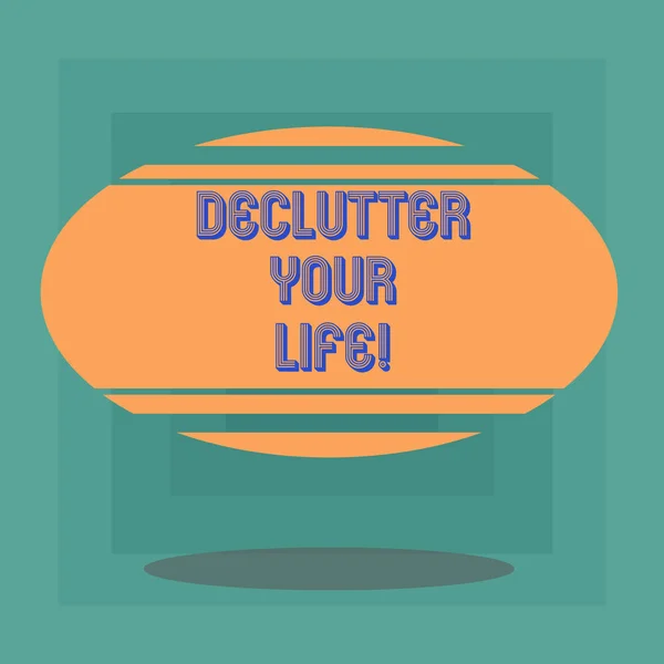 Escrita de mão conceitual mostrando Declutter Your Life. Texto da foto de negócios remova itens desnecessários do local superlotado desarrumado Forma oval de cor em branco com faixa horizontal flutuante e sombra . — Fotografia de Stock