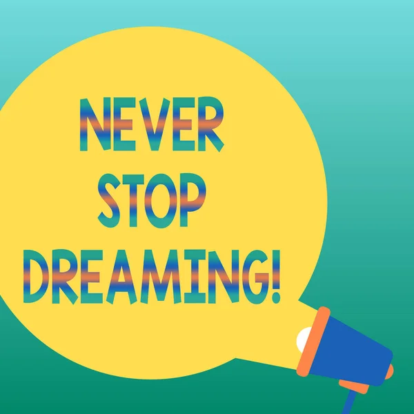 Письменный почерк Never Stop Dreaming. Концепция означает не тратить свое время в фэнтези-палку, чтобы достичь их пустой круглый пузырь речи Выход из Megaphone для объявления . — стоковое фото