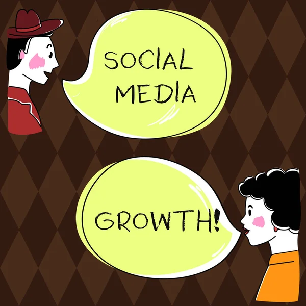 Scrittura di testi Crescita dei Social Media. Business concept per il marketing si ottiene per valore di internet e tv Hand Drawn Man e Wo analisi Talking foto con Blank Color Speech Bubble . — Foto Stock