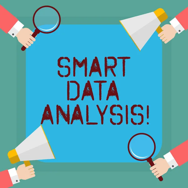 Escrita de mão conceitual mostrando Análise de Dados Inteligentes. Foto de negócios mostrando coleta e análise de informações para tomar melhores decisões Análise de Hu Mãos Segurando Magnifying Glass e Megaphone . — Fotografia de Stock