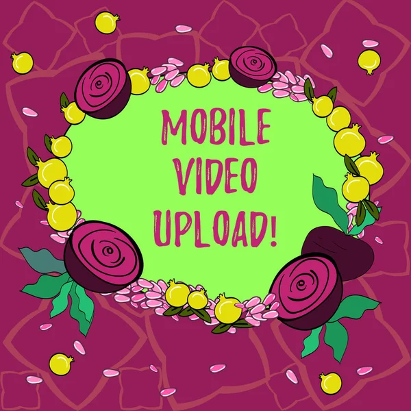 Signo de texto que muestra la carga de vídeo móvil. Foto conceptual agregar vídeos en el sitio web o blog con el teléfono celular Corona floral hecha de semillas pequeñas granada brillante y remolacha cortada . —  Fotos de Stock