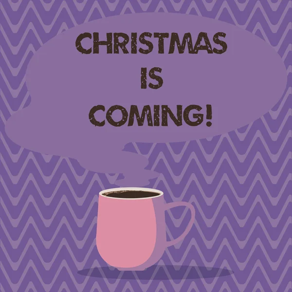 텍스트 기호 보여주는 크리스마스가 오고 있다입니다. 증기 아이콘으로 빈 색상 연설 거품과 뜨거운 커피의 컵을 사진 개념 사진 연례 기독교 축제 축 하 그리스도 출생 여기 머그잔. — 스톡 사진