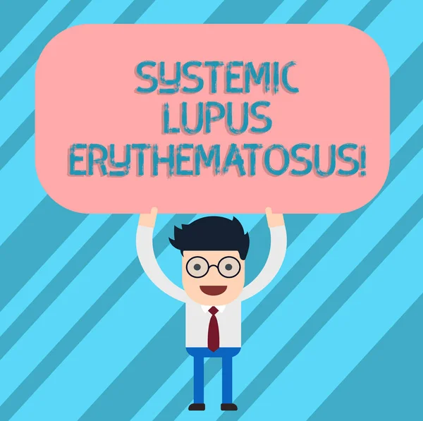 Texto de escritura de palabras Lupus eritematoso sistémico. Concepto de negocio para el sistema inmunológico del cuerpo ataque tejido sano Hombre de pie sosteniéndose por encima de su cabeza tablero de color rectangular en blanco . —  Fotos de Stock