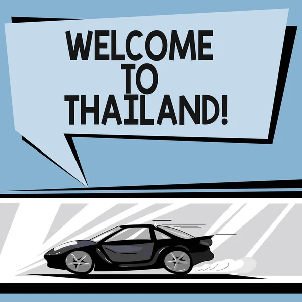 写的笔记显示欢迎来到泰国。商业照片展示邀请显示或游客参观你的祖国汽车与快速运动图标和排气烟雾发言泡沫. — 图库照片