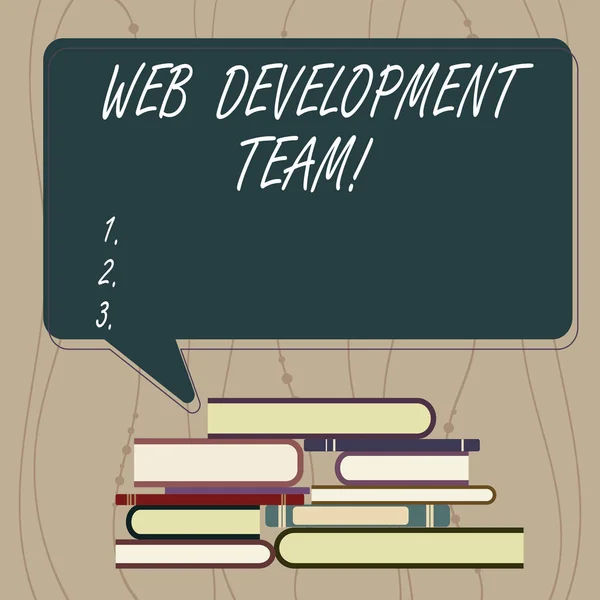 Megjegyzés Web Development Team bemutató írás. Bemutatják a csapat a fejlesztők dolgoznak a végcél felé, Hardbound könyvek egyenetlen halom, és négyszögletes beszéd buborék, üzleti fotó. — Stock Fotó