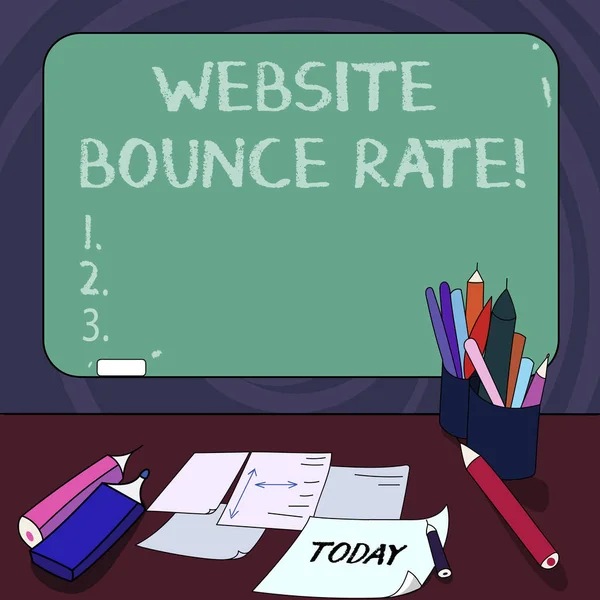 Texto de caligrafia Website Bounce Rate. Conceito que significa termo de marketing da Internet usado na análise de tráfego web Montado em branco Cor Blackboard com giz e ferramentas de escrita Folhas na mesa . — Fotografia de Stock