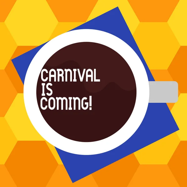 Tekst pisma ręcznego pisania Carnival pochodzi. Koncepcję co oznacza święto publiczne, których wyświetlone odtwarzać muzykę i taniec Top View z picia Puchar wypełnione napojów na zdjęcie kolor papieru. — Zdjęcie stockowe