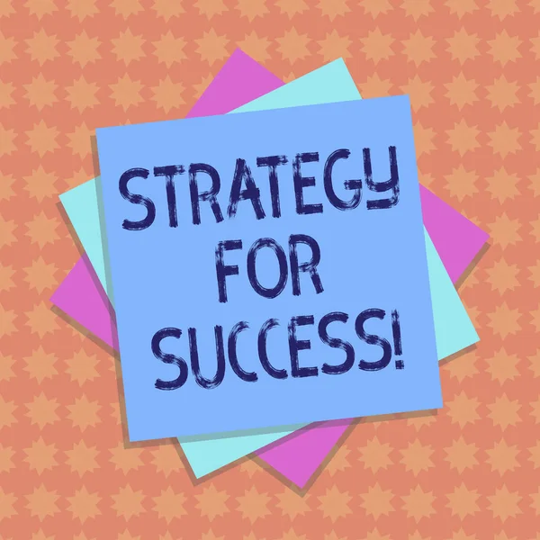 Megjegyzés: stratégia a siker a következő írás. Üzleti fénykép bemutató játék tervet, hogy kövesse, hogy megfelelhessünk a kihívásnak, és nyerj több réteg a lemezek színes papír karton árnyéka. — Stock Fotó