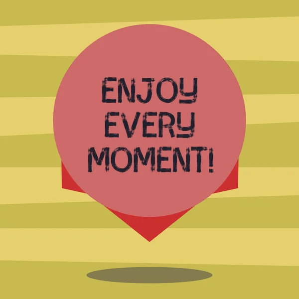 Signo de texto que muestra Enjoy Every Moment. Foto conceptual Eliminar posesiones innecesarias Minimalismo fuerza vivir presente Círculo de color en blanco Foto flotante con sombra y diseño en el borde . — Foto de Stock