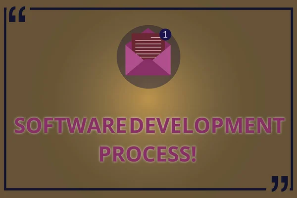 Schrijven van notitie weergegeven: Software Development Process. Zakelijke foto presentatie van proces van de ontwikkeling van een softwareproduct geopende envelop met papier e-mailbericht aanhalingsteken. — Stockfoto